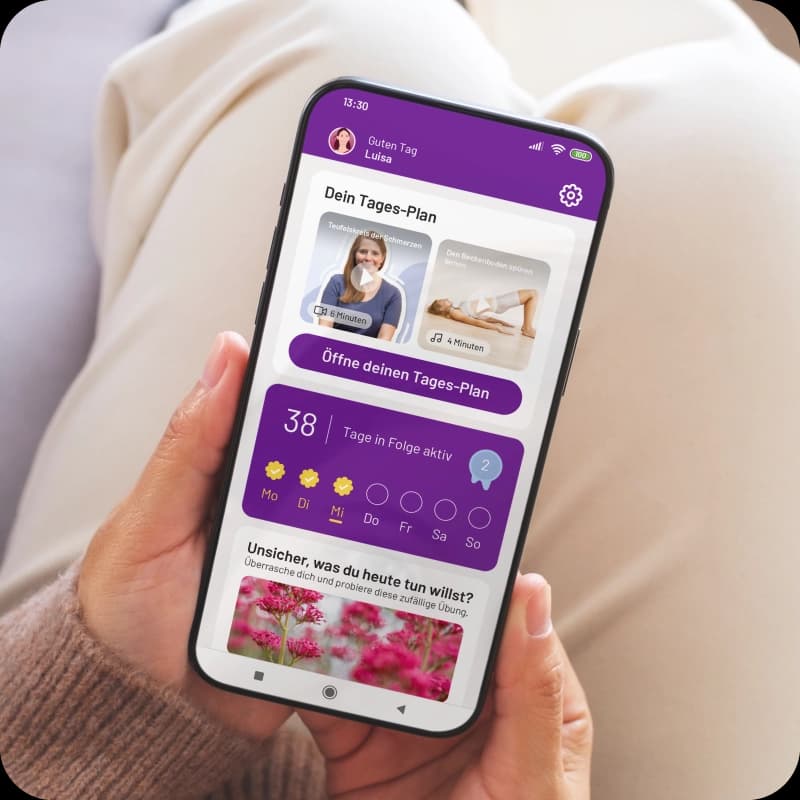 Frau hält ihr Smartphone mit der geöffneten Pia-App
